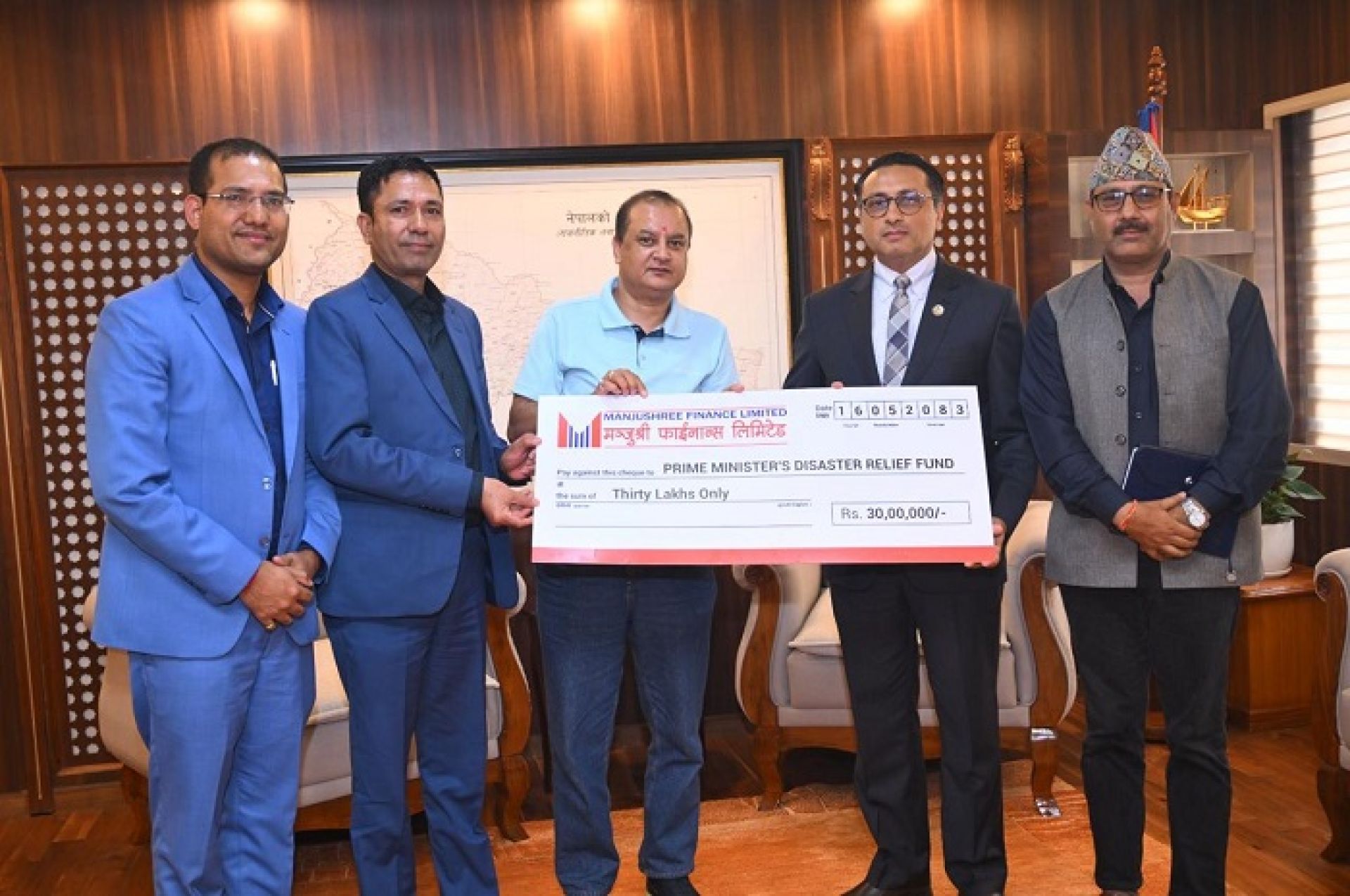 मञ्जुश्री फाईनान्सद्वारा प्रधानमन्त्री दैवी प्रकोप उद्वार कोषमा ३० लाख रुपैयाँ सहयोग 